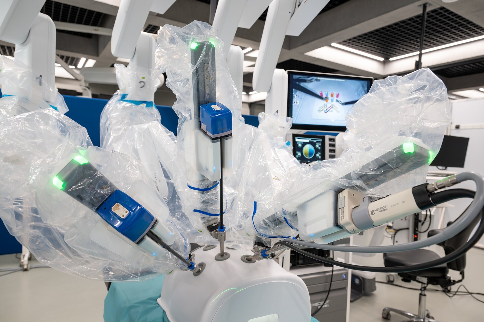 Equipe médica com a plataforma de cirurgia robótica